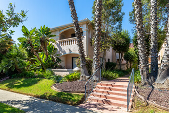 Pacific Beach Townhomes in San Diego, CA - Building Photo - Building Photo