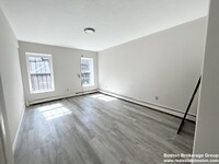 92 Hammond St, Unit 1 in Boston, MA - Foto de edificio - Building Photo