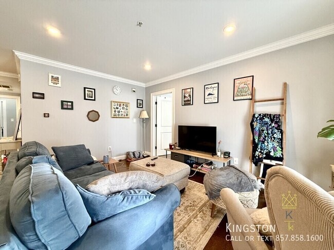 8 Nira Ave in Boston, MA - Foto de edificio - Building Photo