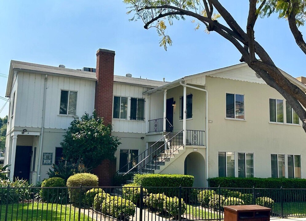 8250 Norton Ave in West Hollywood, CA - Building Photo