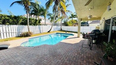 1064 Cedar Falls Dr in Weston, FL - Building Photo - Building Photo