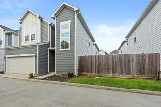 1223 W Tidwell Rd in Houston, TX - Building Photo - Building Photo