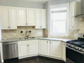 2824 N Ridgeway Ave, Unit 2 in Chicago, IL - Foto de edificio - Building Photo