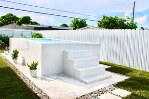 15100 Polk St in Miami, FL - Building Photo