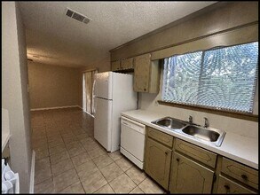 609 Nan Cir in Little Rock, AR - Foto de edificio - Building Photo