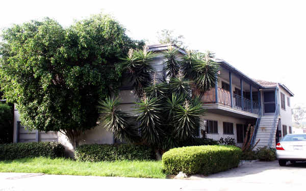 117-119 N Avon St in Burbank, CA - Foto de edificio