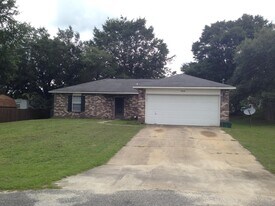 240 Westview Dr in Crestview, FL - Building Photo