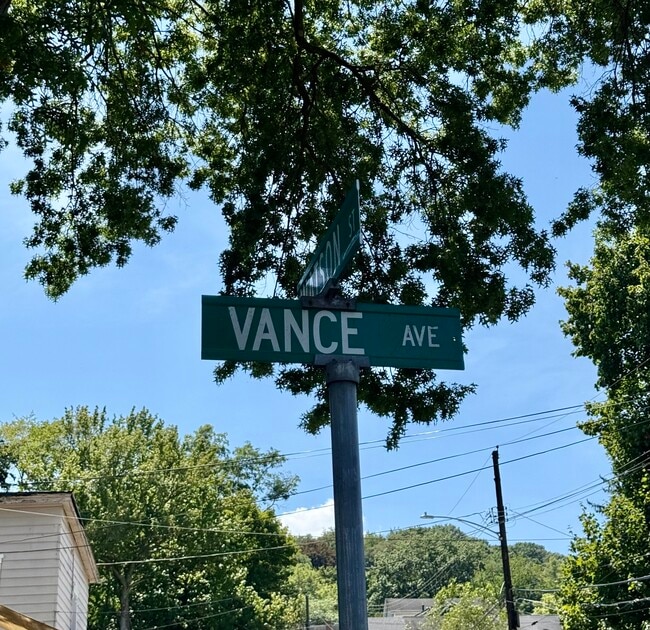 1054 Vance Ave, Unit Vance Avenue Apartment 2 in Coraopolis, PA - Building Photo - Building Photo