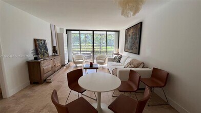 20500 W Country Club Dr in Miami, FL - Building Photo - Building Photo