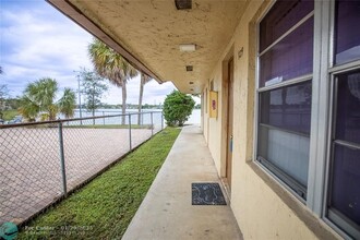 416 Lakeside Dr in Margate, FL - Building Photo - Building Photo