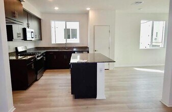 5257 Beachfront Cove in San Diego, CA - Building Photo - Building Photo