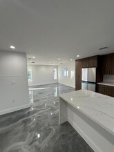2110 NW 91st Ter in Pembroke Pines, FL - Foto de edificio - Building Photo