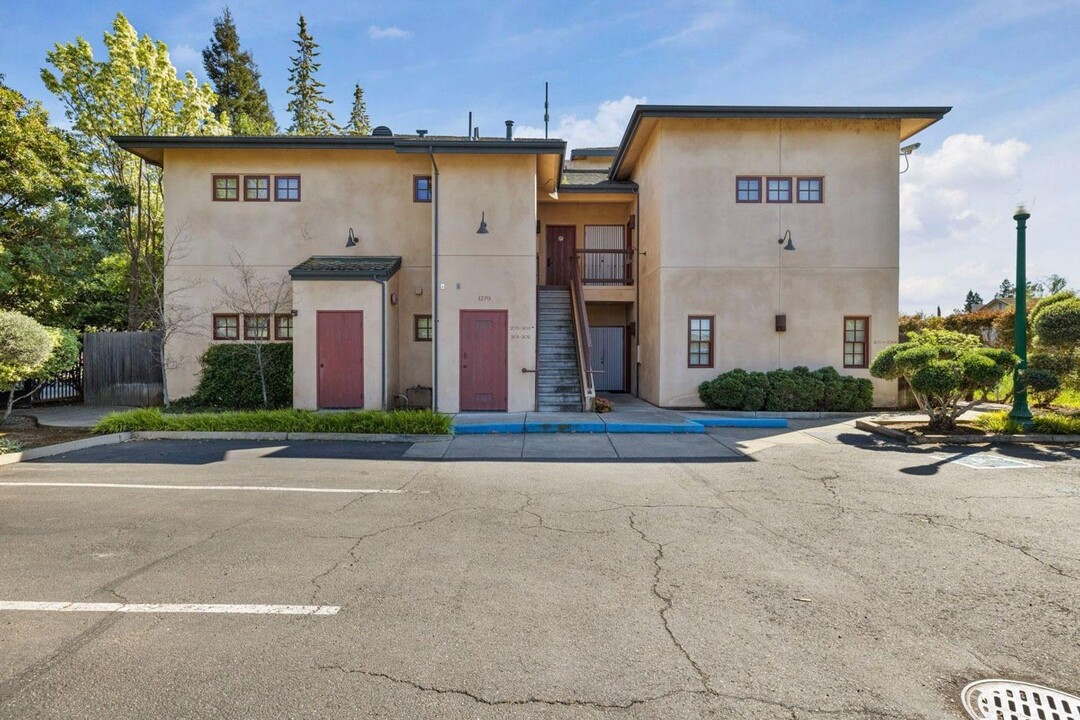 1297 Woodhaven Ln in Lodi, CA - Foto de edificio