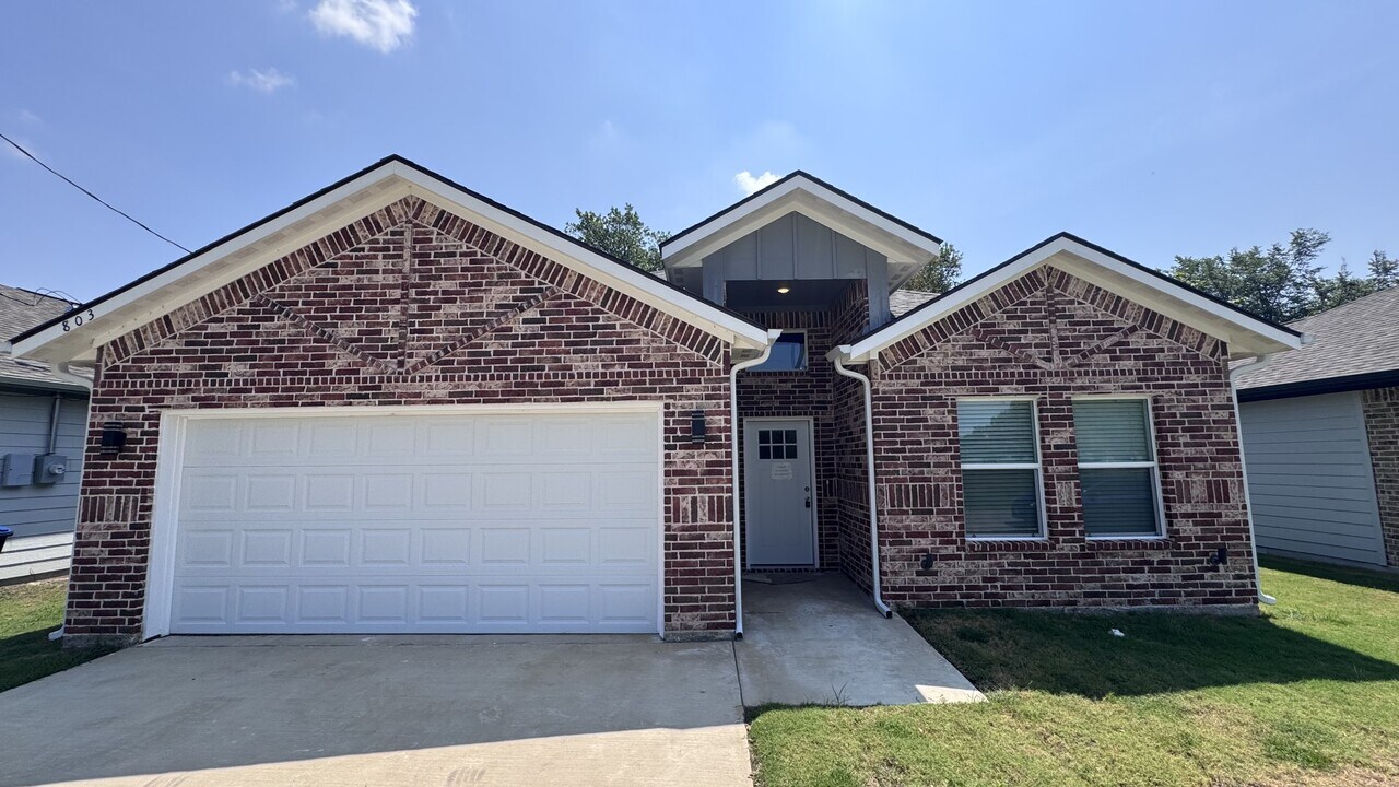 803 Sayle St in Greenville, TX - Building Photo