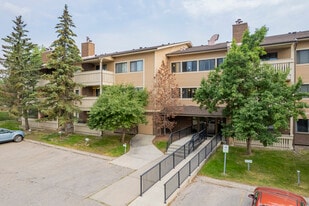 Woodlands Manor in Calgary, AB - Building Photo