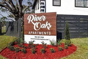 River Oaks Apartments in La Place, LA - Building Photo