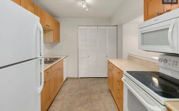 9474 Redmond - Woodinville Rd NE in Redmond, WA - Building Photo - Building Photo