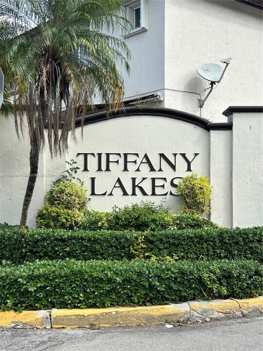 8665 SW 152nd Ave in Miami, FL - Foto de edificio