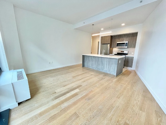 41-07 Crescent St in Queens, NY - Building Photo - Building Photo