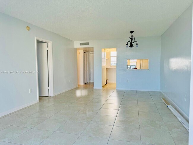 2930 Point E Dr in Aventura, FL - Building Photo - Building Photo