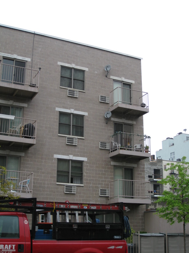 29 Meserole St in Brooklyn, NY - Building Photo - Building Photo