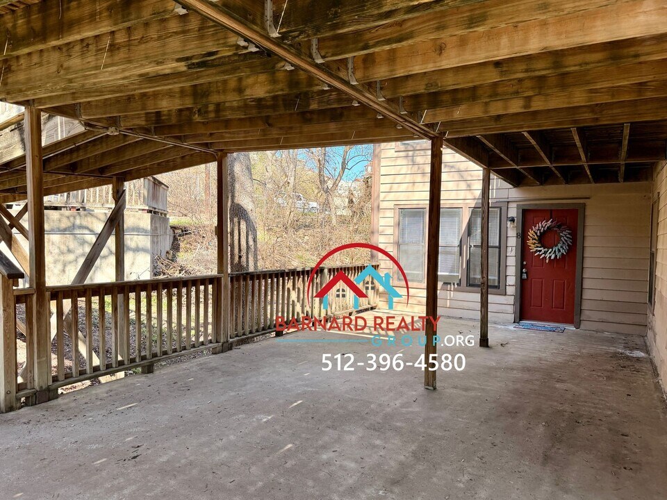 402 N Fredericksburg St in San Marcos, TX - Building Photo