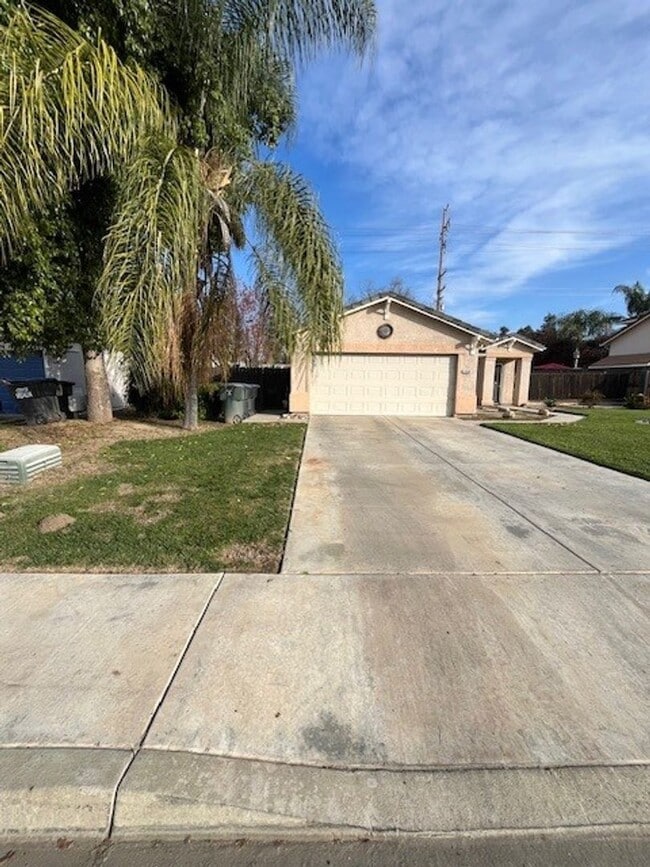 1938 E Country Ave in Visalia, CA - Building Photo - Building Photo