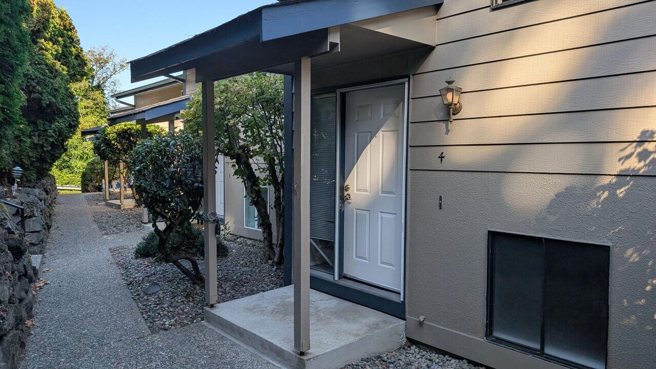 112 19th Ave SE in Puyallup, WA - Building Photo