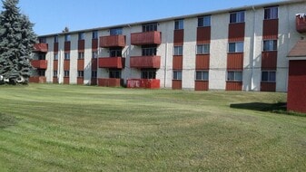 10523-10102 102 St in Westlock, AB - Building Photo