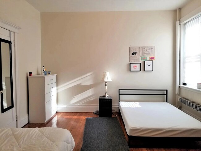 16 Euston St, Unit 1 in Brookline, MA - Foto de edificio - Building Photo