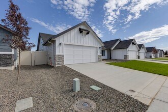 12130 W Barrington Dr in Nampa, ID - Building Photo - Building Photo