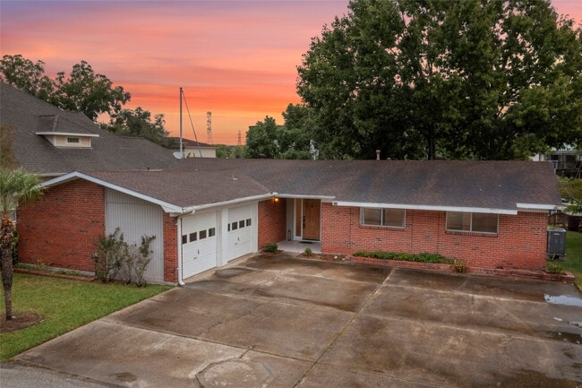 16 Harbor Ln in Kemah, TX - Building Photo - Building Photo