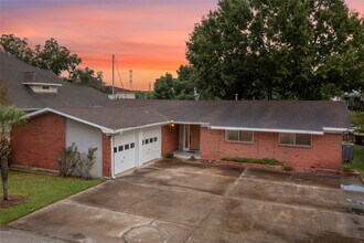 16 Harbor Ln in Kemah, TX - Building Photo - Building Photo