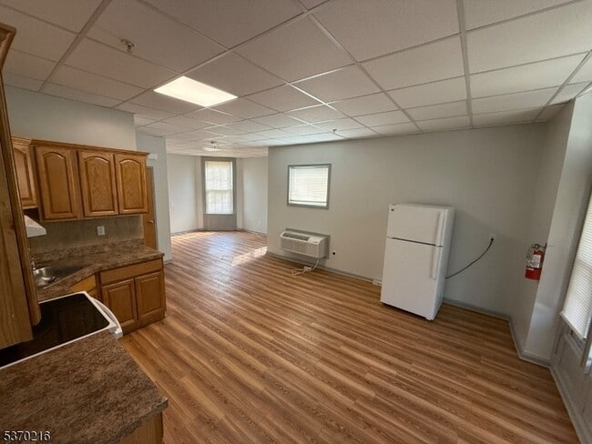 96 W Grand St, Unit 8 in Elizabeth, NJ - Building Photo - Building Photo