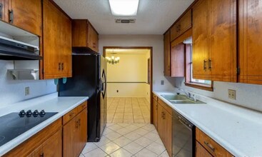 1250 E Common St in New Braunfels, TX - Building Photo - Building Photo