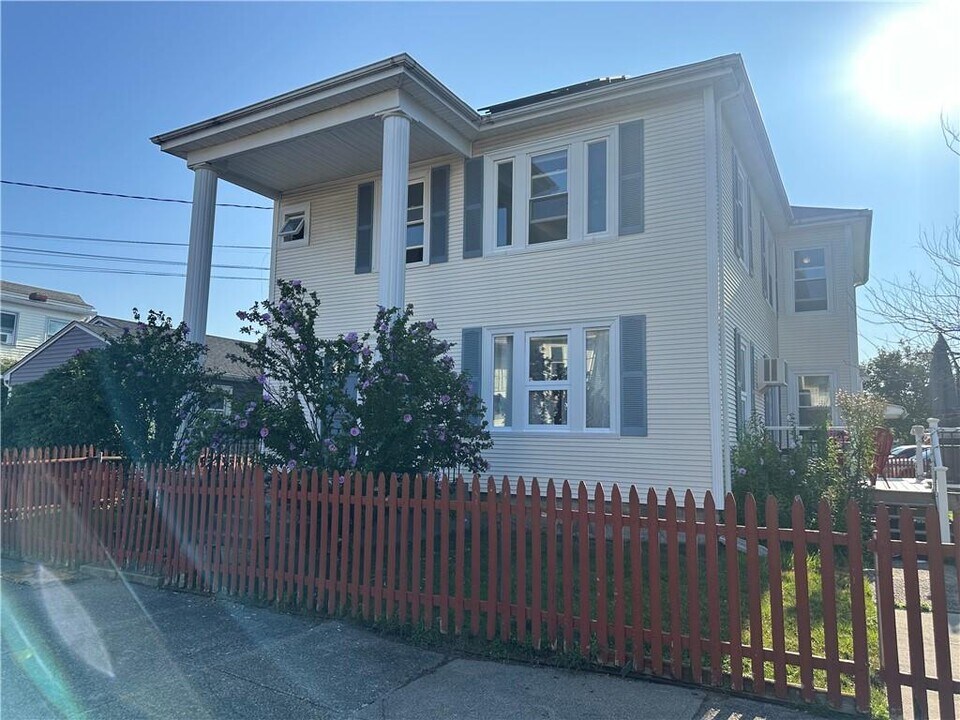 357 Grand Ave in Pawtucket, RI - Building Photo