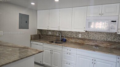 17600 NW 68th Ave, Unit B2002 in Hialeah, FL - Building Photo - Building Photo