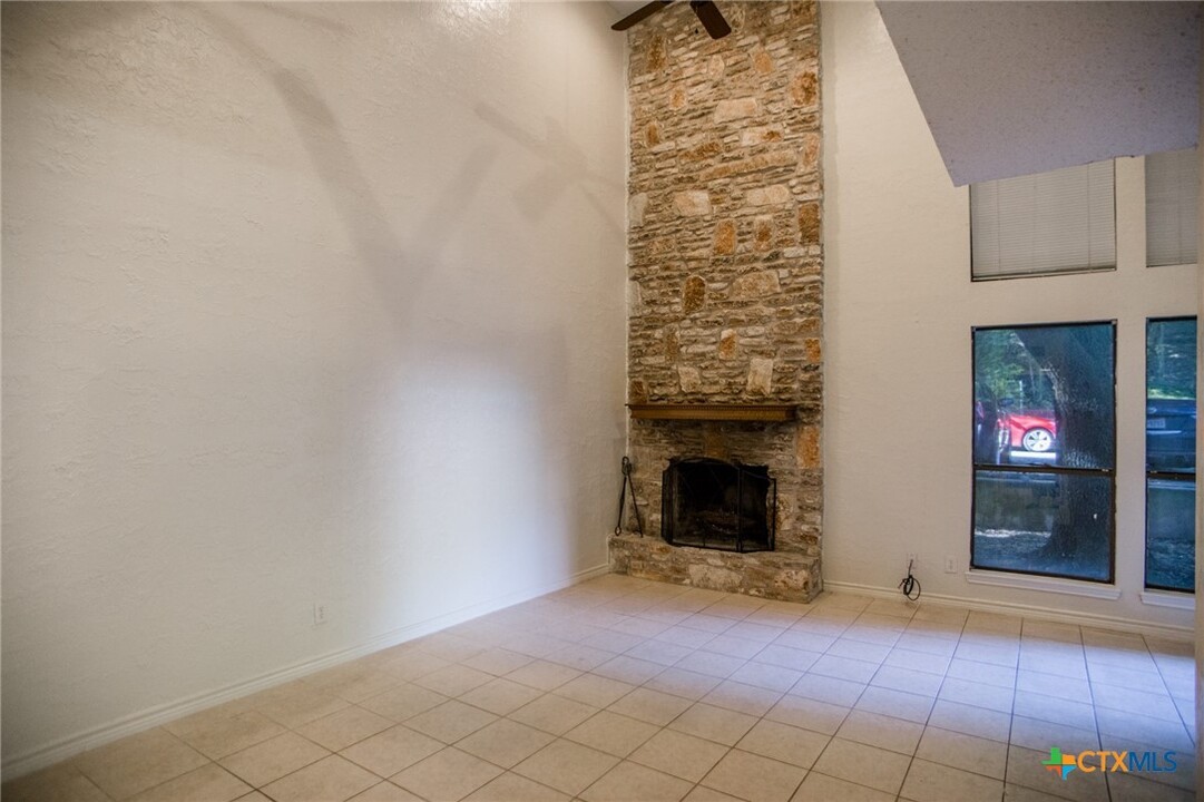 813 Old Ranch Rd 12 in San Marcos, TX - Building Photo