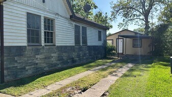 3220 Shannon Ave in Beaumont, TX - Building Photo