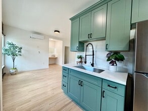 ONE MONTH FREE! Enjoy a LOOK & LEASE special of $500! in Los Angeles, CA - Foto de edificio - Building Photo