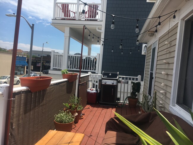 61 Indiana Ave, Unit upper in Long Beach, NY - Foto de edificio - Building Photo