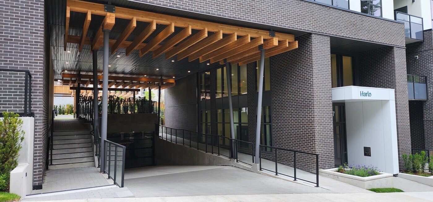 6585 195A St in Surrey, BC - Building Photo