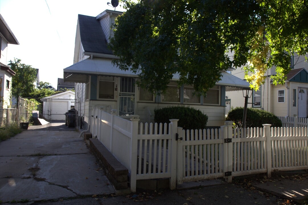 256 Weequahic Ave in Newark, NJ - Foto de edificio