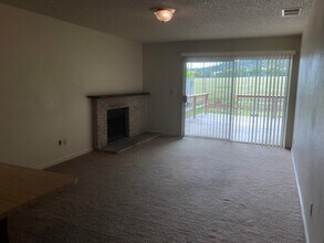 1564 Gladstone Way in Rohnert Park, CA - Building Photo - Building Photo