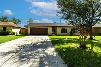 2105 Meadowlark Ln in La Porte, TX - Building Photo - Building Photo