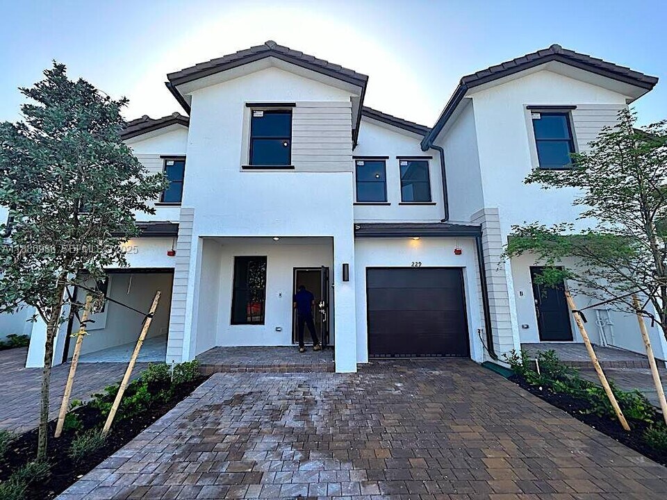 229 SW 159th Way in Pembroke Pines, FL - Building Photo