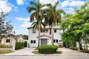 527 SW 20th Rd in Miami, FL - Building Photo