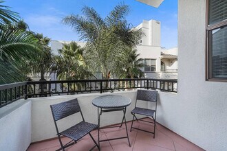1001 Tiverton Ave-Unit -FL6-ID406389P in Los Angeles, CA - Foto de edificio - Building Photo