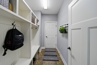 10603 S 213th St in Gretna, NE - Foto de edificio - Building Photo