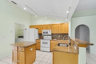 2441 Wolf Creek Dr in Melbourne, FL - Building Photo - Building Photo